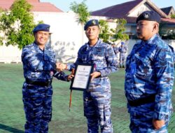 Harumkan Nama Satuan di PORAU 2026, Komandan Lanud Sjamsudin Noor Anugerahkan Piagam Penghargaan Kepada Dua Personel Berprestasi