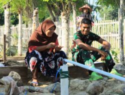 Di Balik Pekerjaan Fisik TMMD, Tersimpan Kisah Hangat Anggota TNI Bersama Mama Angkat
