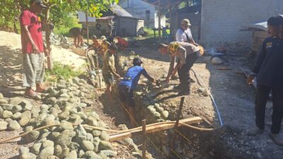 Semangat Gotong Royong Satgas TMMD ke-129 Kodim 1505/Tidore dan Warga Bangun Drainase di Desa Lolobata