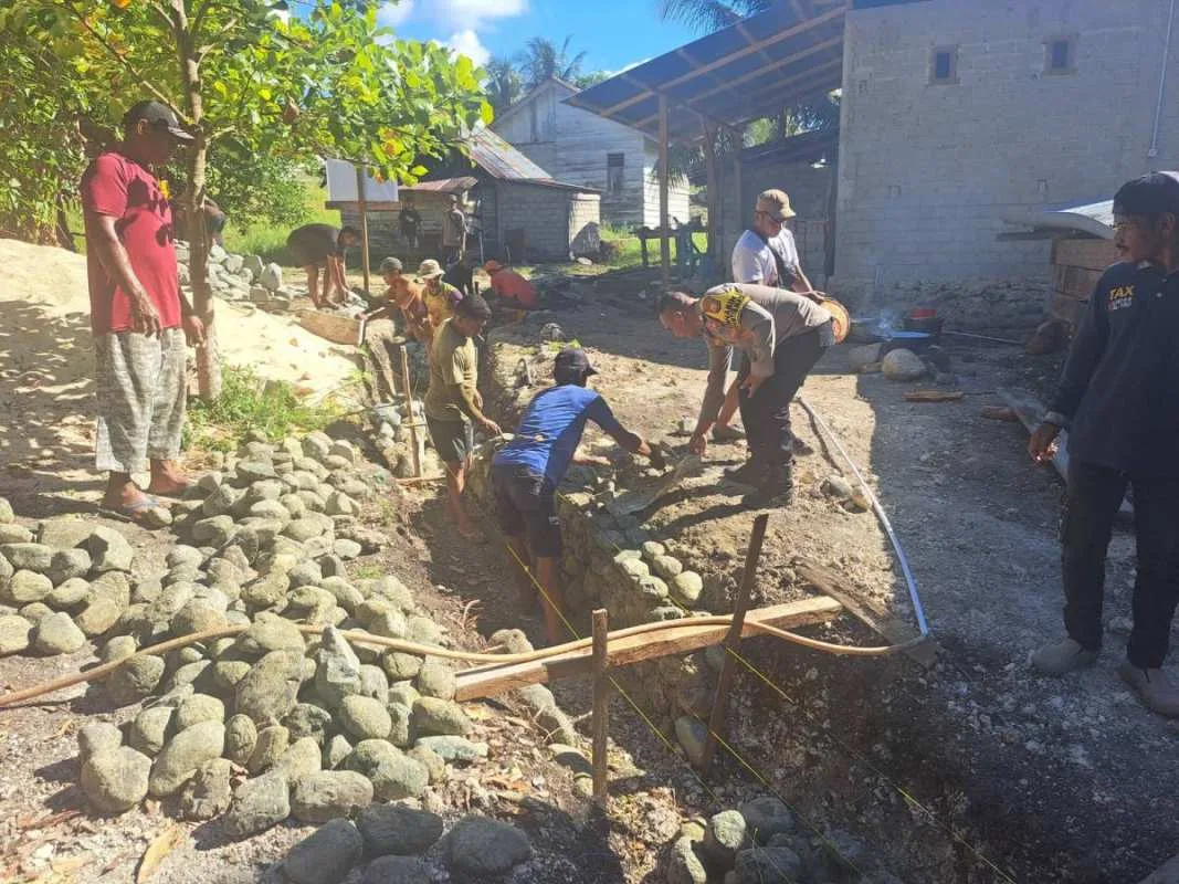 Semangat Gotong Royong Satgas TMMD ke-129 Kodim 1505/Tidore dan Warga Bangun Drainase di Desa Lolobata