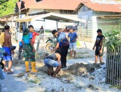Semangat Kebersamaan Satgas TMMD ke-129 Kodim 1505/Tidore dan Warga Terus Menggelora di Lokasi Pembangunan Drainase