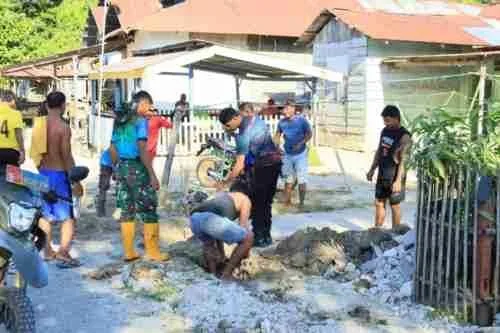 Semangat Kebersamaan Satgas TMMD ke-129 Kodim 1505/Tidore dan Warga Terus Menggelora di Lokasi Pembangunan Drainase