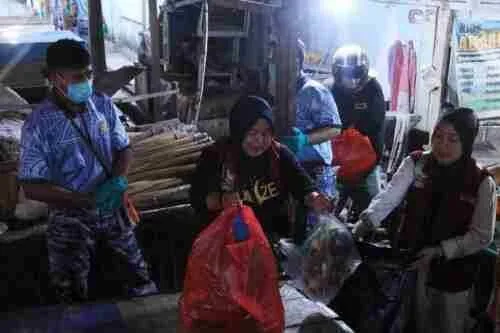 Lanud Sultan Hasanuddin Bersama Satuan TNI AU Makassar Gelar Karya Bakti di Pasar Mandai Sambut Hari Bakti ke-79 TNI Angkatan Udara