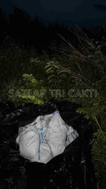 Satlap Tri Cakti dan Satgas Gabungan Berhasil Gagalkan Upaya Penyelundupan 1.040 KG Bijih Timah Ilegal di Pantai Kelambui, Bangka Selatan