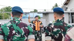 Pastikan Apron Bebas FOD, Personel Lanud Sjamsudin Noor Sisir Benda Asing Jaga Keselamatan Penerbangan Tetap Aman