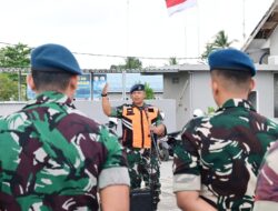 Pastikan Apron Bebas FOD, Personel Lanud Sjamsudin Noor Sisir Benda Asing Jaga Keselamatan Penerbangan Tetap Aman
