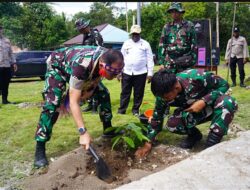 Hijaukan Kampung, Sejahterakan Warga! Satgas TMMD Ke-129 Tanam 500 Pohon Produktif untuk Masa Depan Masyarakat Sesor