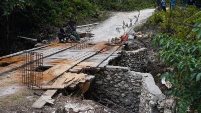 Rehab Jembatan TMMD Ke-129 Capai 55 Persen, Satgas TMMD Percepat Konektivitas dan Akses Masyarakat Kampung Sesor