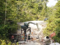 Dansatgas TMMD Ke-129 Tinjau Langsung Rehab Jembatan di Kampung Sesor, Pastikan Pembangunan Tepat Sasaran dan Berkualitas