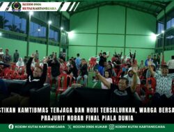 Pastikan Kamtibmas Terjaga dan Hobi Tersalurkan, Warga Bersama Prajurit Nobar Final Piala Dunia
