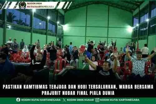 Pastikan Kamtibmas Terjaga dan Hobi Tersalurkan, Warga Bersama Prajurit Nobar Final Piala Dunia
