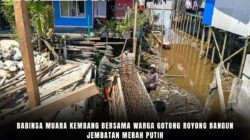 Babinsa Muara Kembang Bersama Warga Gotong Royong Bangun Jembatan Merah Putih
