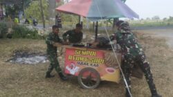 Aksi Peduli Satgas TMMD 129 Bojonegoro bantu Dorong Gerobak “Sempol” Bu Kartini