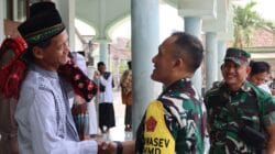 Saat Bintang Satu dan Warga Bersujud Bersama: Potret Kebersamaan Tim Wasev TMMD 129 Bojonegoro di Desa Kesongo