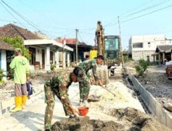 Menembus Terik Demi Pelosok Desa: Satgas TMMD 129 Bojonegoro dan Warga Kesongo Wujudkan Drainase Bebas Banjir