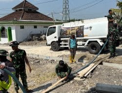 Senyum Mengembang: Satgas TMMD 129 Bojonegoro Grojok Air Bersih Door to Door di Kesongo