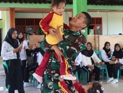 Senyum Polos Anak-Anak Kesongo, dan Sentuhan Hangat Anggota Satgas di Sela TMMD 129 Bojonegoro