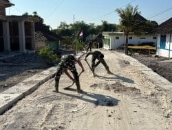 Wujud Nyata Gotong Royong: Satgas TMMD 129 Bojonegoro dan Warga Pacu Pembangunan Drainase demi Keawetan Jalan Desa