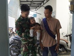 Sentuhan Hangat TMMD 129 Bojonegoro: Ketika Seragam Loreng Menjaga Senyum Sang Balita di Kesongo