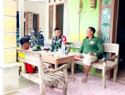 Menganyam Kebersamaan di Teras Desa: Cara Babinsa Kesongo Rangkul Warga Sukseskan TMMD 129 Bojonegoro