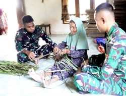 Gagah di Lapangan, Telaten Menganyam Janur: Potret Kemanunggalan Satgas TMMD 129 Bojonegoro di Kesongo