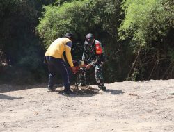 Sinergi Hijau di TMMD 129 Bojonegoro: Babinsa Kesongo dan DLH ‘Keroyokan’ Buat Lubang Tanam Pohon untuk Jaga Tanggul Sungai