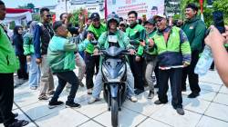 Rano Alfath Rangkul Pengemudi Ojol dalam Perayaan HUT Kemerdekaan ke-81