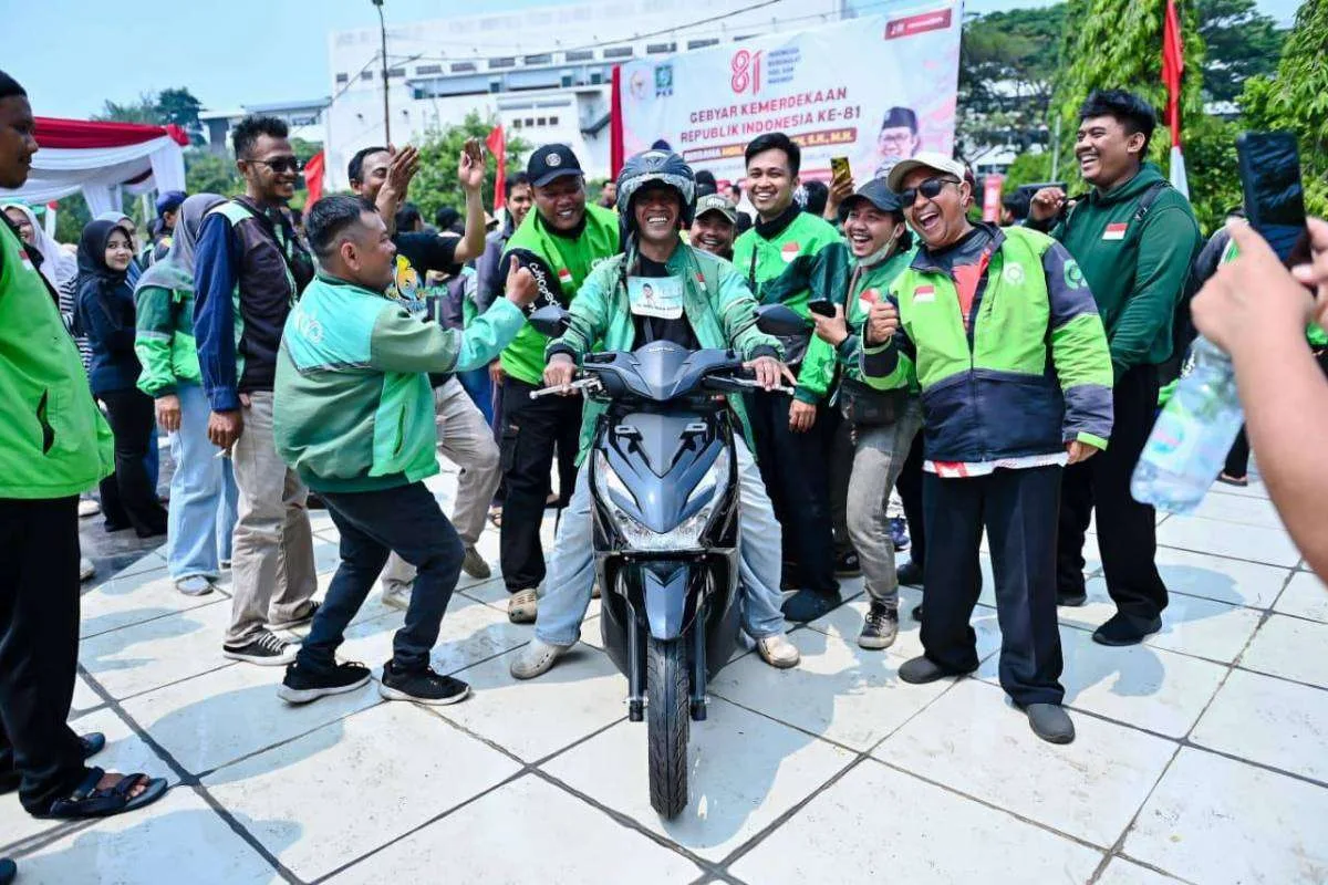 Rano Alfath Rangkul Pengemudi Ojol dalam Perayaan HUT Kemerdekaan ke-81