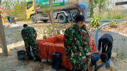 Tanggap Krisis Kekeringan, Kodim Bojonegoro Salurkan 6 Ribu Liter Air Bersih untuk Warga Kedungsari Temayang