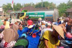 Peduli, Kodim 0813 Bojonegoro Pasok 8000 Liter Air Bersih ke Warga Desa Tlogohaji