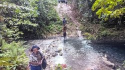Medan Terjal Tak Surutkan Semangat Anggota Satgas TMMD Ke-129, Gotong Royong Wujudkan Pembangunan di Kampung Sesor