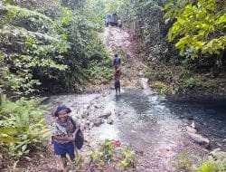 Medan Terjal Tak Surutkan Semangat Anggota Satgas TMMD Ke-129, Gotong Royong Wujudkan Pembangunan di Kampung Sesor