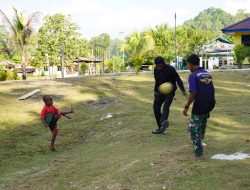 Bukan Sekadar Membangun Desa, Satgas TMMD Ke-129 Hadirkan Keceriaan Bersama Anak-Anak Kampung Sesor