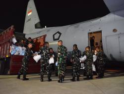 TNI Kirim 27 Ton Bantuan untuk Korban Gempa NTT