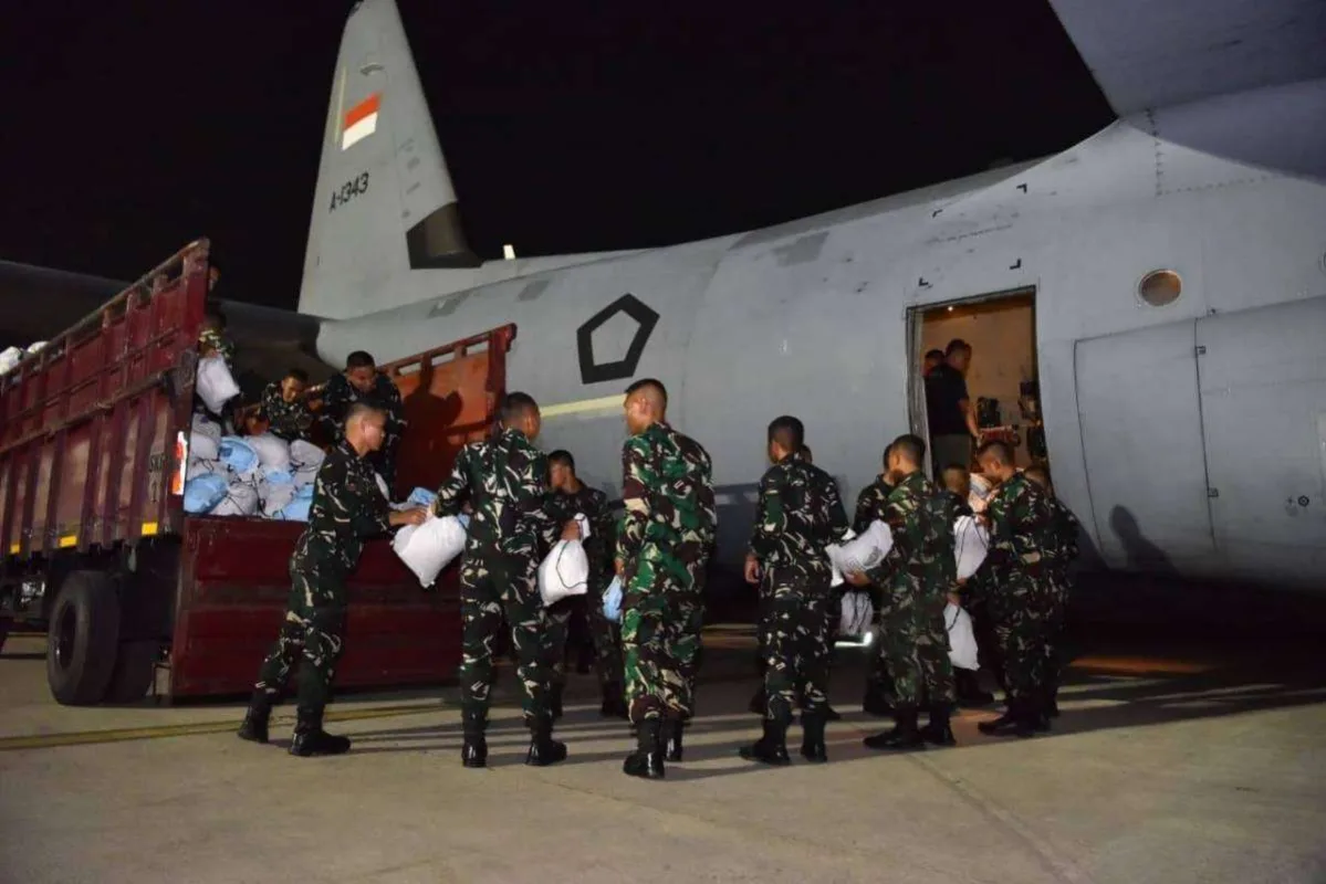 TNI Kirim 27 Ton Bantuan untuk Korban Gempa NTT