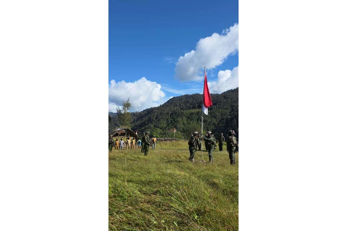 Menembus Keterisolasian Ugimba: Misi Pengabdian Koops TNI Habema Mengibarkan Merah Putih di Kaki Gunung Cartenz