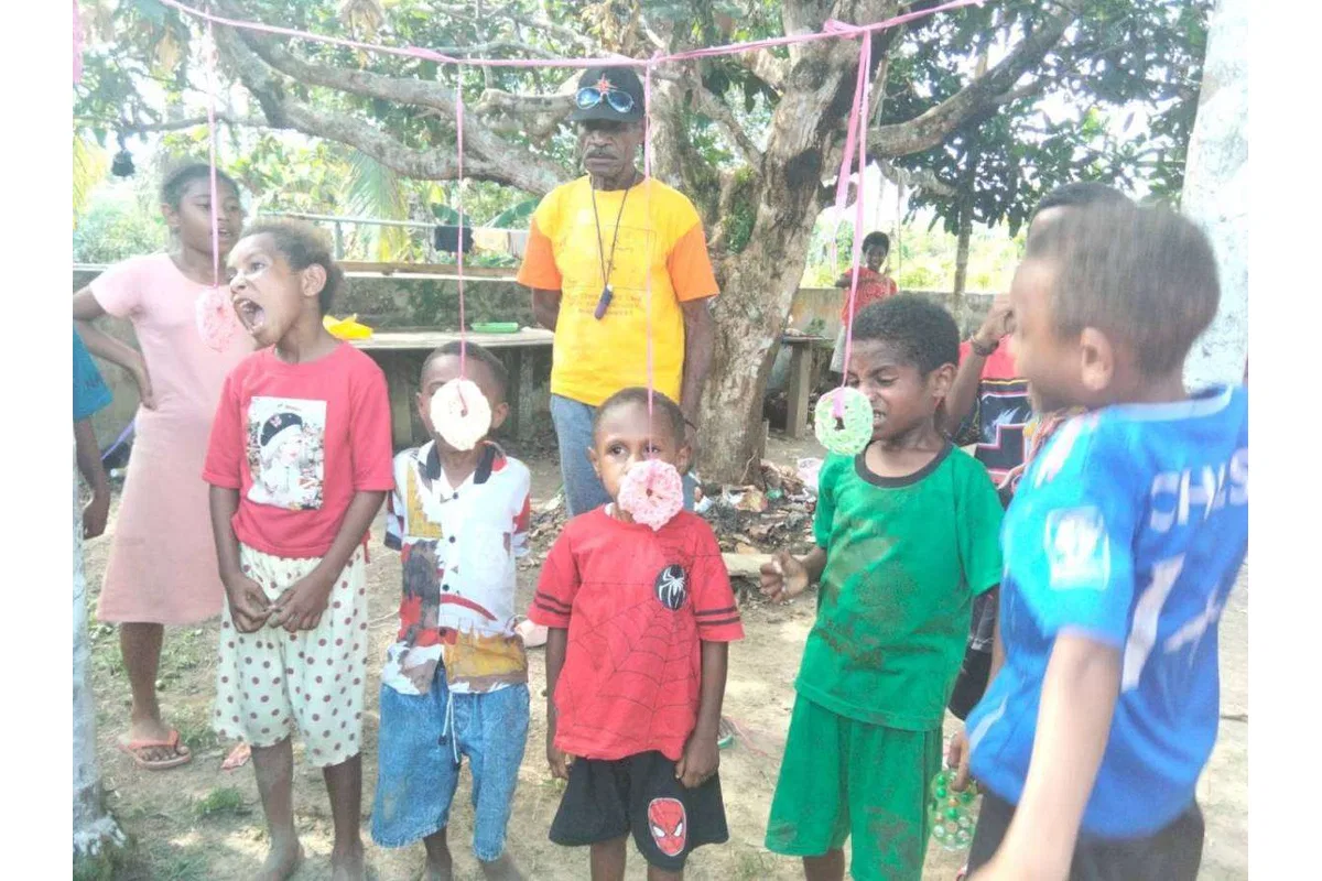 Berbagi Kebahagiaan HUT RI, Kepala Suku Senggi Gelar Lomba dan Pembagian Sembako