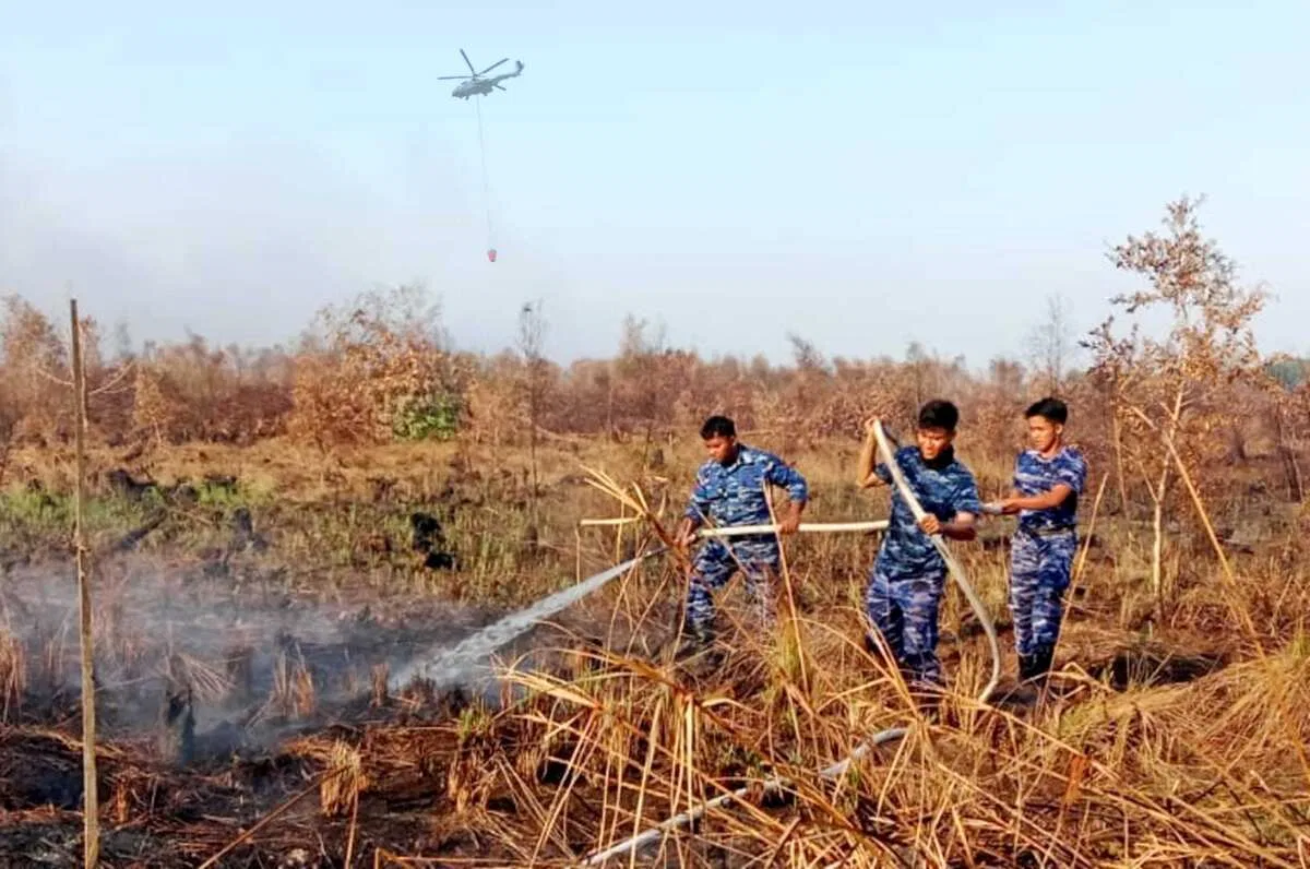 Pemadaman dan Pembasahan Lahan Gambut Diperkuat, Satgas Darat Lanud Sjamsudin Noor Berjibaku di Tengah Asap Tekan Dampak Karhutla di Kalsel