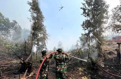 Padamkan Bara di Balik Gambut, Satgas Darat Lanud Sjamsudin Noor Jaga Permukiman Dari Ancaman Karhutla