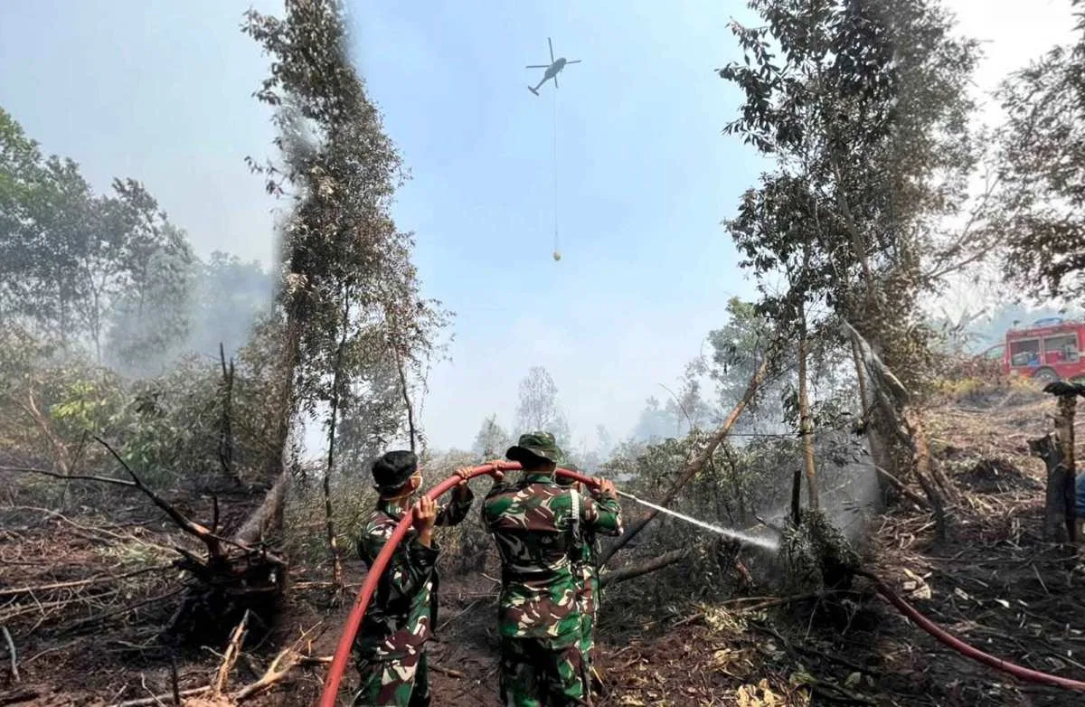 Padamkan Bara di Balik Gambut, Satgas Darat Lanud Sjamsudin Noor Jaga Permukiman Dari Ancaman Karhutla