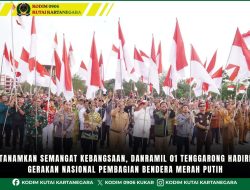 Tanamkan Semangat Kebangsaan, Danramil 01 Tenggarong Hadiri Gerakan Nasional Pembagian Bendera Merah Putih