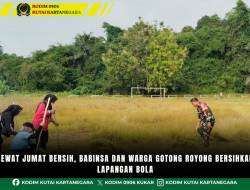 Lewat Jumat Bersih, Babinsa dan Warga Gotong Royong Bersihkan Lapangan Bola