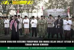 Kodim 0906/Kkr Bersama Forkopimda Dan Warga Gelar Sholat Istisqa Di Tengah Musim Kemarau