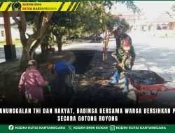 Kemanunggalan TNI dan Rakyat, Babinsa Bersama Warga Bersihkan Parit Secara Gotong Royong