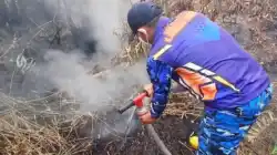Asap Masih Mengepul, Satgas Darat Lanud Sjamsudin Noor Perkuat Pembasahan Lahan Gambut