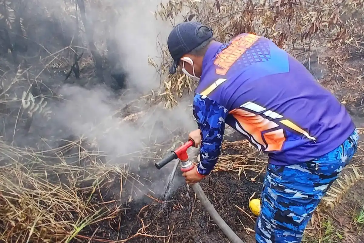 Asap Masih Mengepul, Satgas Darat Lanud Sjamsudin Noor Perkuat Pembasahan Lahan Gambut