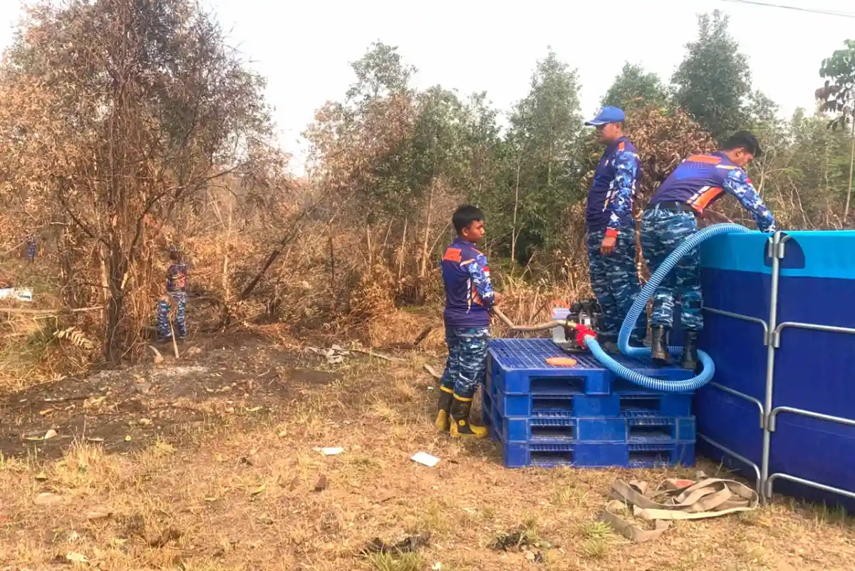 Jaga Gambut Tetap Aman, Satgas Darat Lanud Sjamsudin Noor Perkuat Pembasahan Berkelanjutan