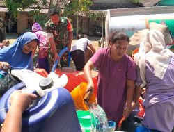 Tanggap Darurat, Kodim Bojonegoro Terus Pasok Puluhan Ribu Liter Air Bersih ke Wilayah Kekeringan
