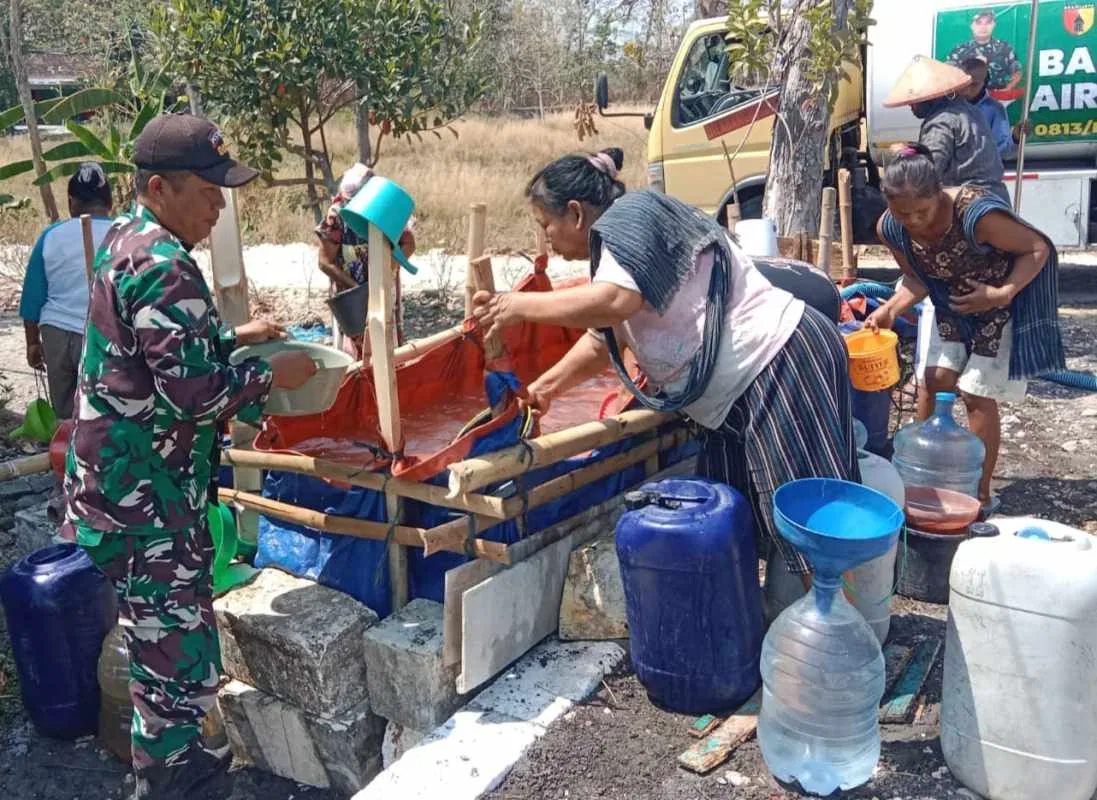 Ringankan Beban Warga Terdampak Kemarau, Kodim Bojonegoro Kembali Pasok 64.000 Liter Air Bersih ke 4 Kecamatan
