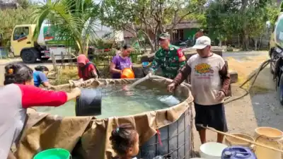 Peduli Kemarau Panjang, Kodim Bojonegoro Salurkan 130 Ribu Liter Air Bersih Setiap Hari